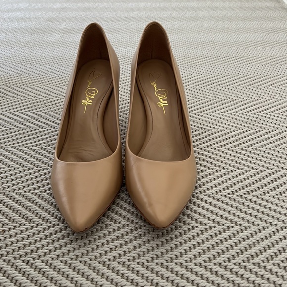 Beautiful (& comfortable!) nude pumps. Excellent condition. Only worn 2-3 times. - Picture 2 of 7